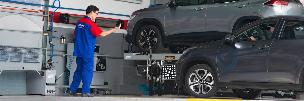 Carro em oficina da Acdelco