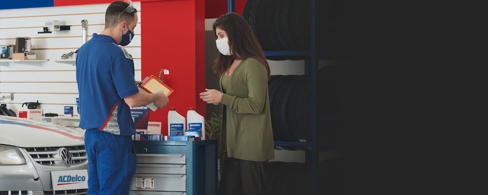 Distribuidor ACDelco con atención al cliente resolviendo dudas